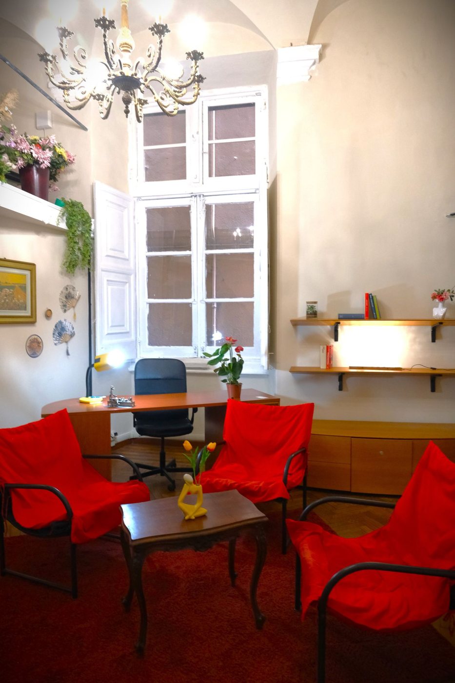 La sala d'attesa con lampadario e finestre alte