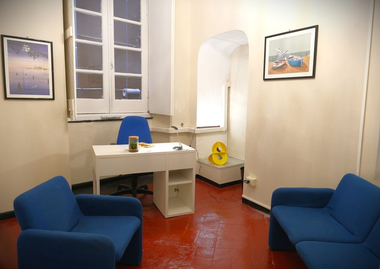 Due poltrone blu una di fronte all'altra