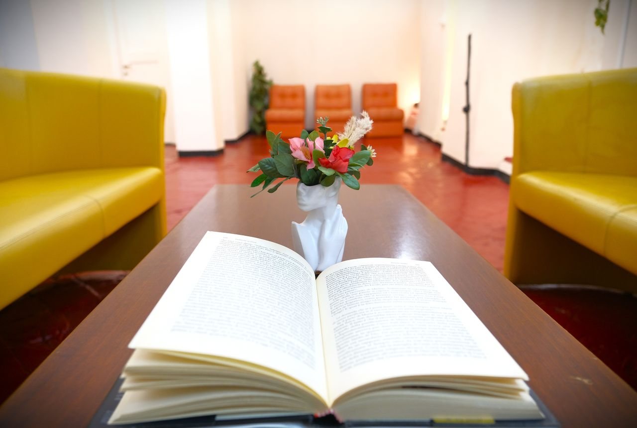 Un libro aperto sul tavolo tra due divani